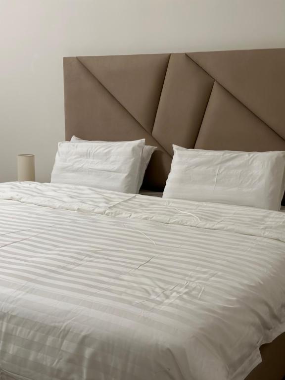 麦地那غرفة نوم للاسترخاء والراحة的一张白色大床,配有白色床单和枕头