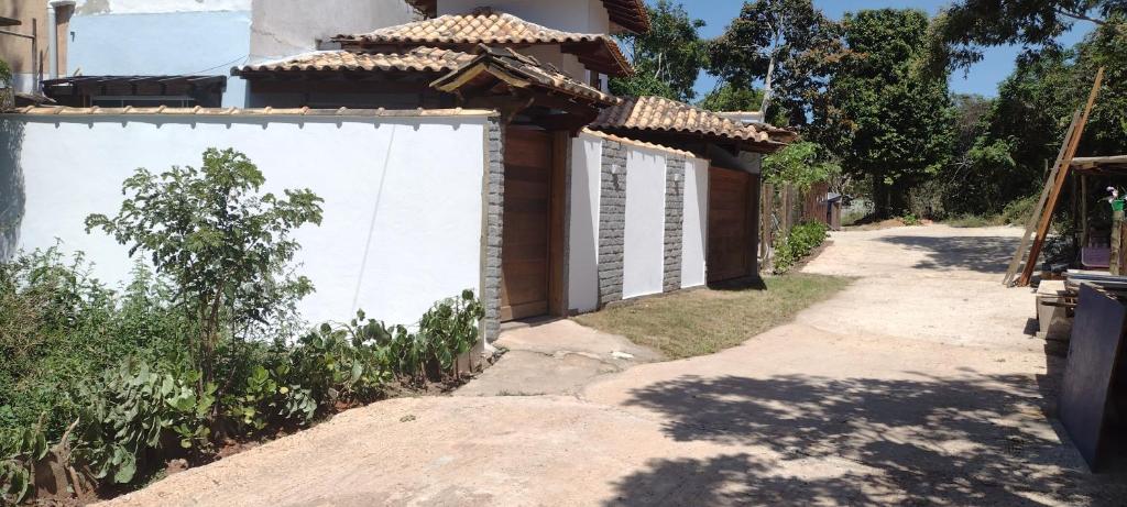 Armacao dos BuziosCasa Mar的路边白色墙壁的房子