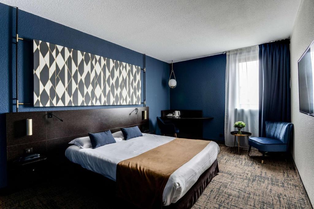 雷恩雷恩西布里特酒店的一间卧室设有一张大床和蓝色的墙壁