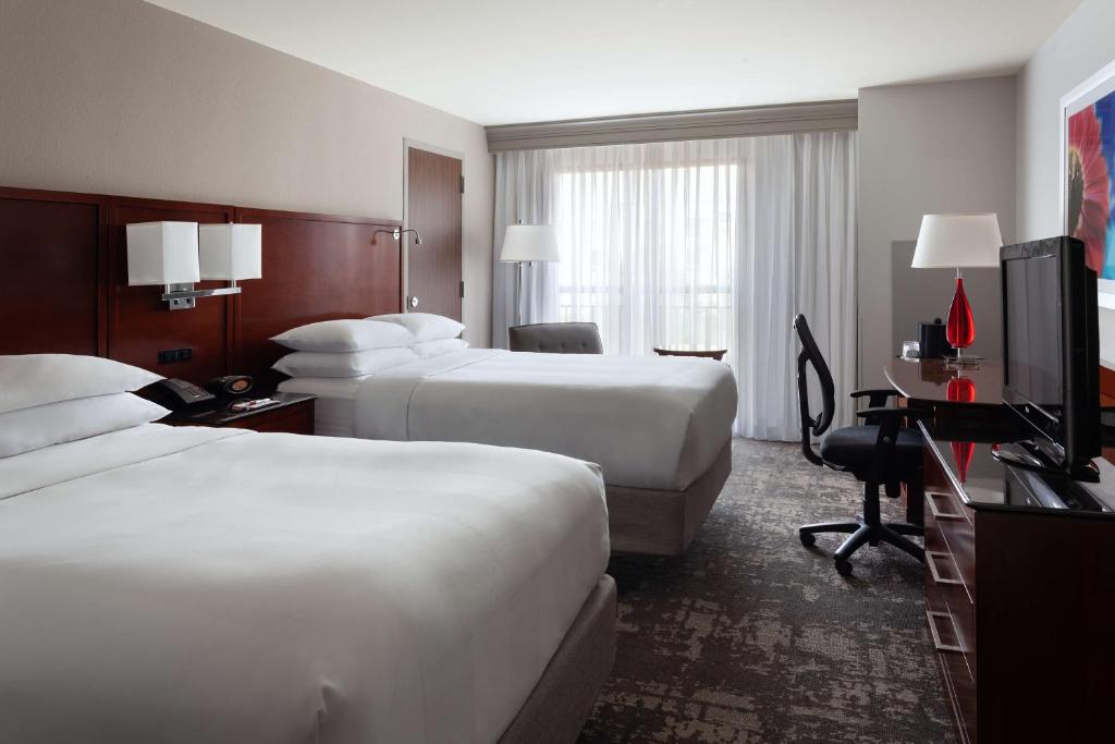 布卢明顿DoubleTree by Hilton Minneapolis Airport, MN的酒店客房配有两张床和一张书桌