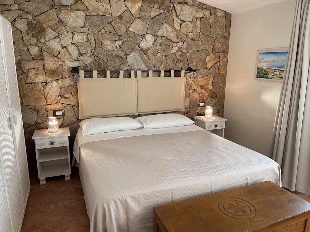 奇亚Casa Ada romantico appartamento的一间卧室配有一张大床和两张桌子