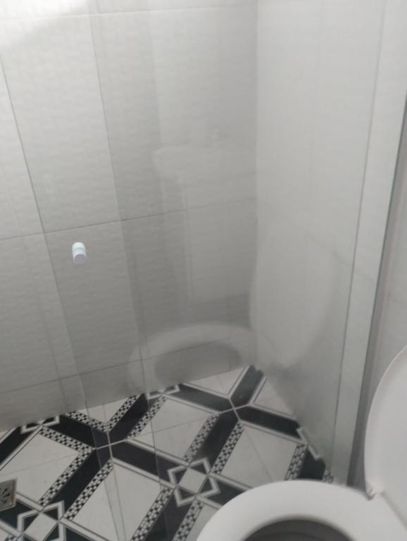 萨夸雷马Residência Itaúna的一间带卫生间的浴室,铺有黑白地板。