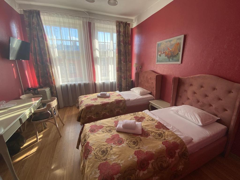 里加维科特里耶酒店的酒店客房设有两张床和盥洗盆