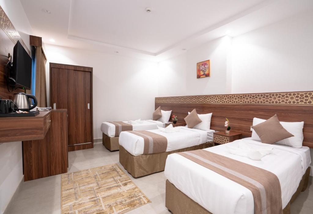 麦加فندق سيف بلص من سما的酒店客房设有两张床和电视。