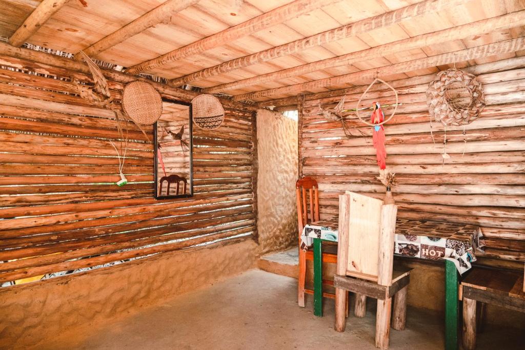 卡马萨里Cabana juriti的房屋内有木墙的房间