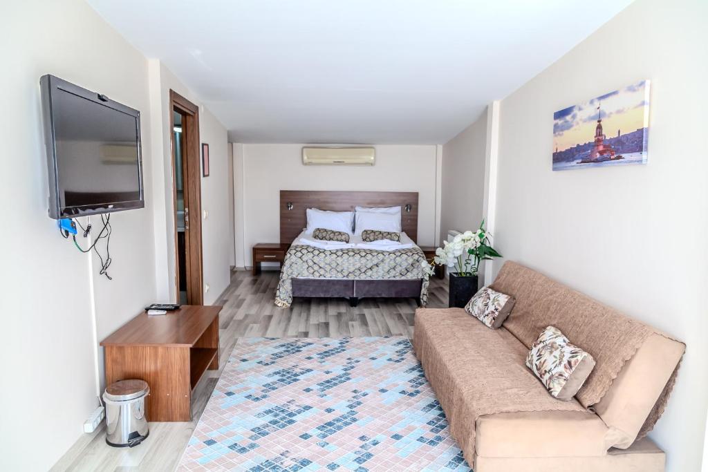 伊斯坦布尔City Hall Apart Hotel的客厅配有床和沙发