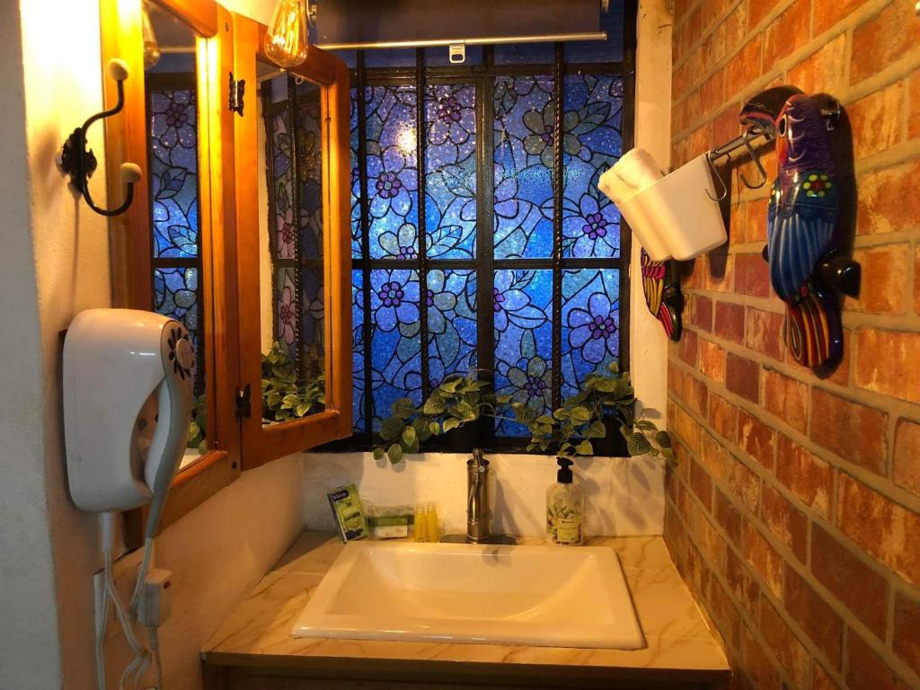 塔斯科·德·阿拉尔孔Casita la adornada的一间带水槽和窗户的浴室