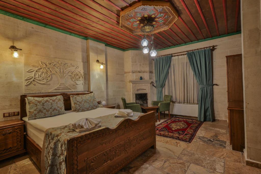 格雷梅Feel Cappadocia Stone House的一间卧室配有一张床和一个吊灯