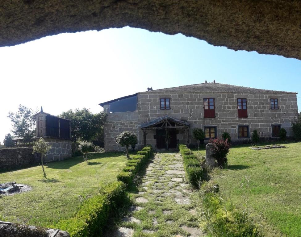 VillasanteCasa Rural del General Albelda的一座古老的石头建筑,有一条通往它的道路