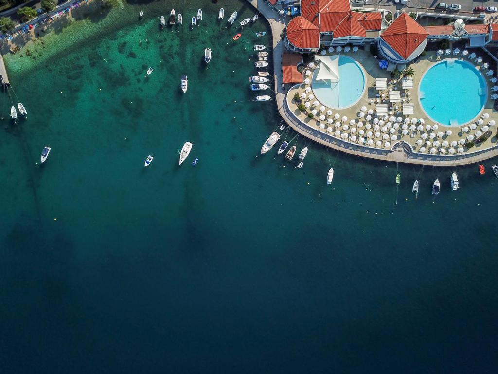 塞尔瑟卡塔琳娜酒店的海港的顶部景色,水中有船只