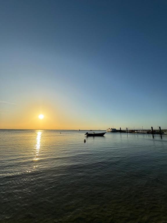 巴拉那瓜Bela Vista - Casa Beira Mar的海上的日落,在水中乘船