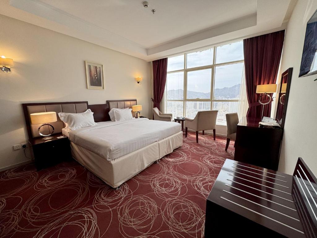 麦加Al Rayyan Towers 1的酒店客房设有一张床和一个大窗户