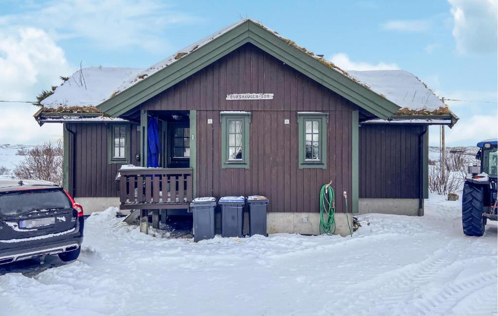 RørvikCozy Home In Rrvik With Wi-fi的雪中停放一辆汽车的小房子