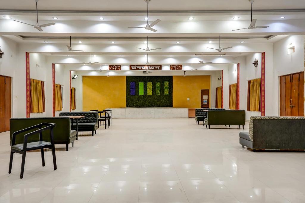 PhundardihHotel Welcome Sri Vip Road Raipur的一间大房间,配有椅子和候机室
