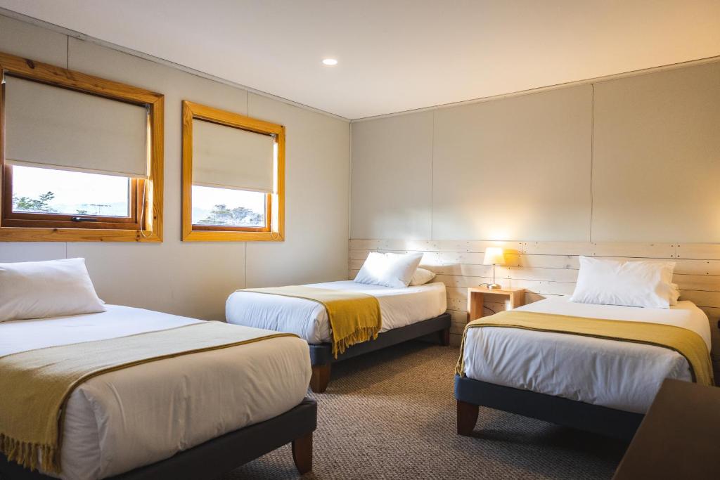 威廉斯港Hotel Fio Fio的酒店客房带两张床和两个窗户