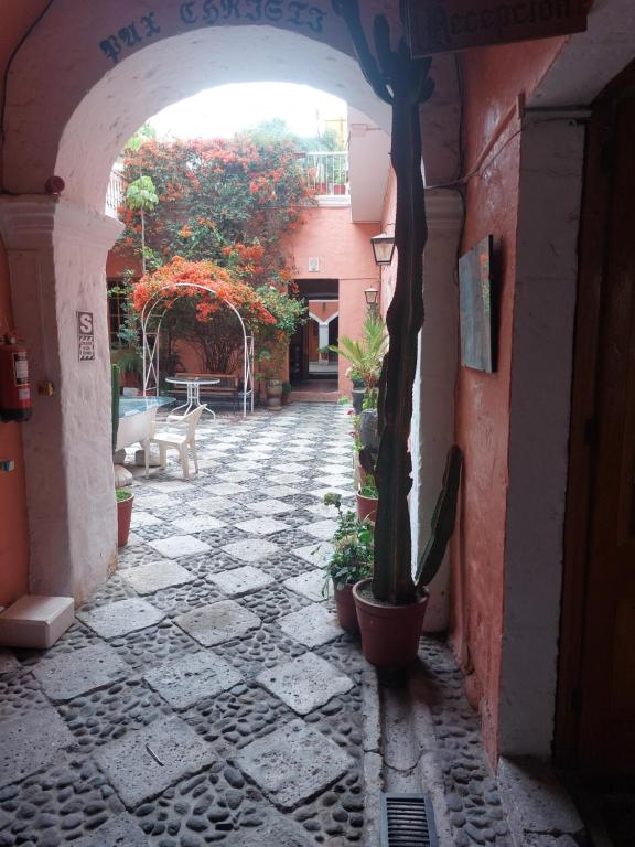 阿雷基帕努埃瓦西班牙旅馆的一条有拱门的小巷,上面有盆栽植物