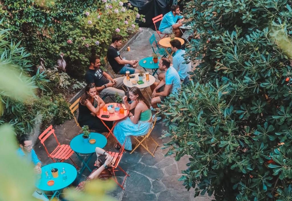 科莫科莫湖贝洛旅舍的一群坐在花园里桌子上的人