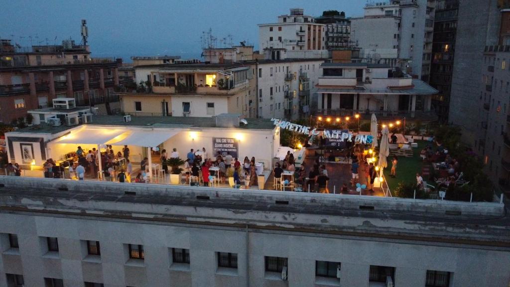 那不勒斯Ostello Bello Napoli的一群人站在一座建筑的顶端