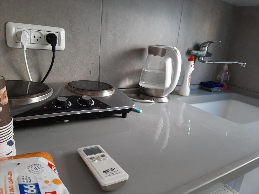 特拉维夫Beach Apartment的厨房台面配有炉灶和搅拌机