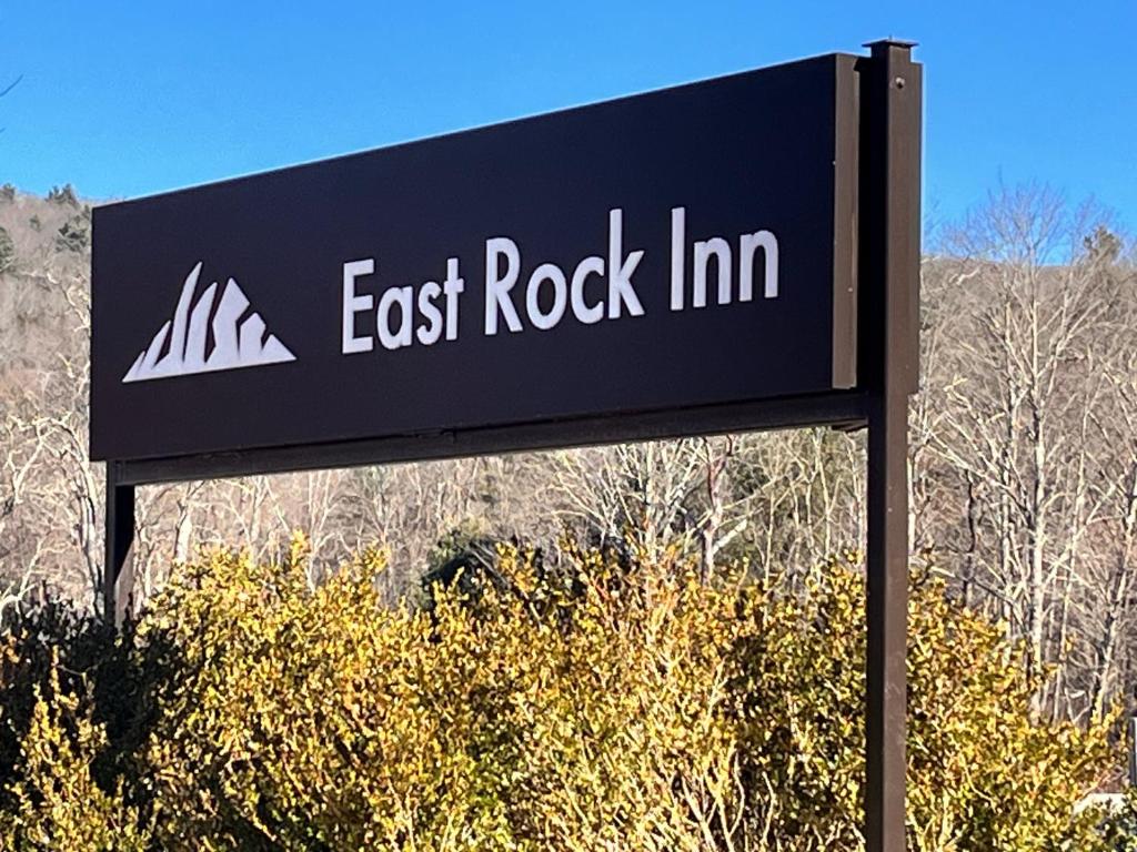 大巴灵顿East Rock Inn的东岩石标志 树前