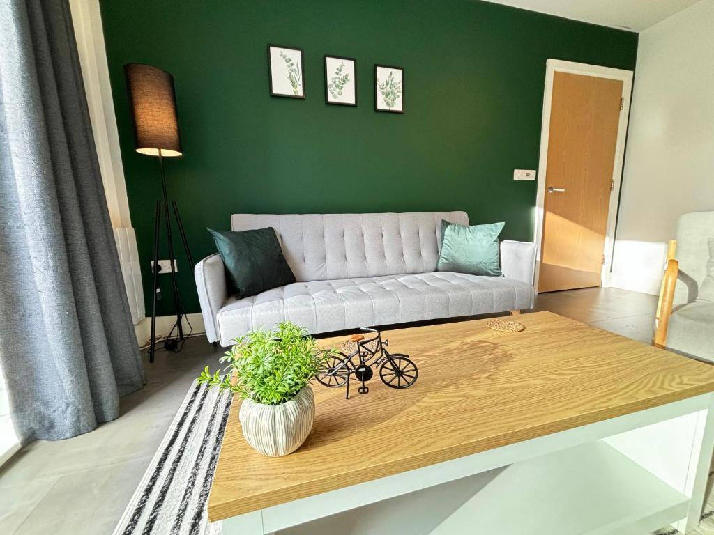 赫默尔亨普斯特德Luxury Canal-side Apartment, Hemel Hempstead, Free parking, Perfect for Contractors的带沙发的客厅和咖啡桌上的自行车