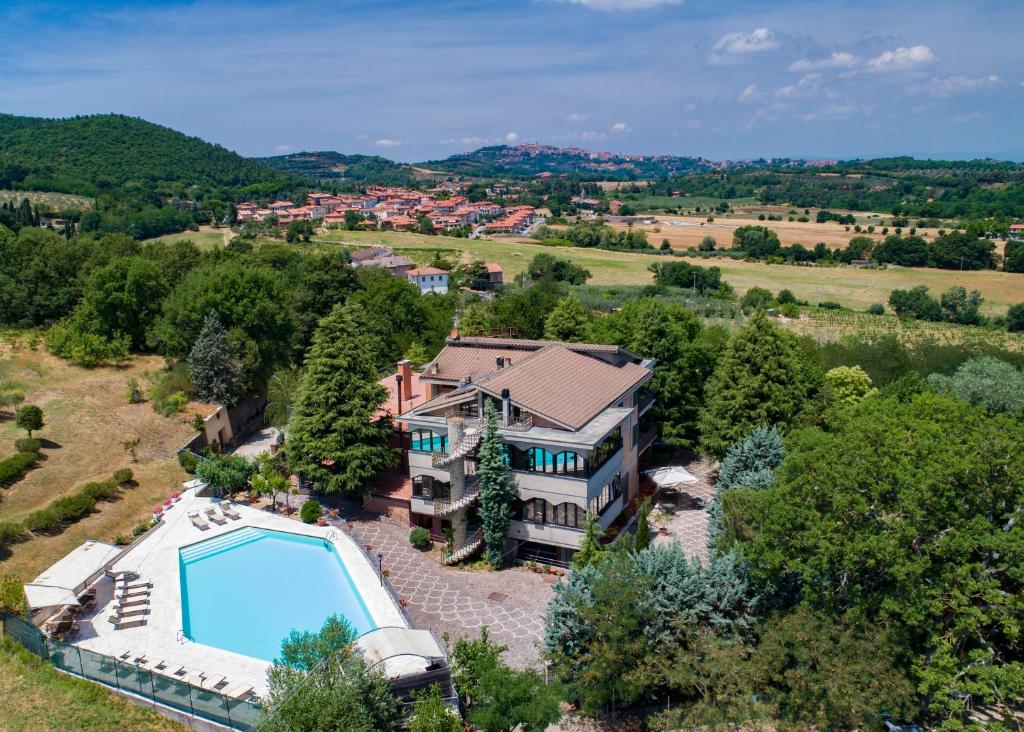 桑塔比诺琥珀别墅酒店的享有带游泳池的房屋的空中景致