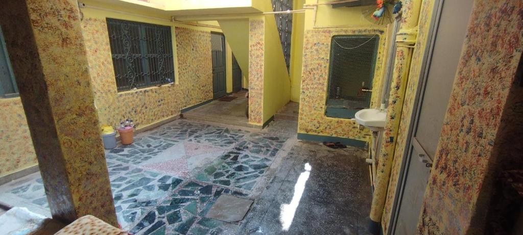 瓦拉纳西Sri Viswanatham Guest House的浴室由石材地板和墙壁改造而成