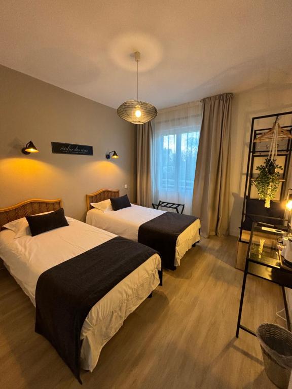 卡纳克利科尔内酒店的酒店客房设有两张床和窗户。