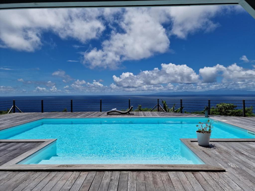 大博格Villa Horizon à Marie-Galante的海景游泳池