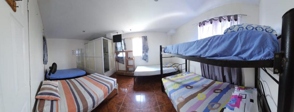 约帕尔Hotel Sol Llanero的一间小房间,内设两张双层床