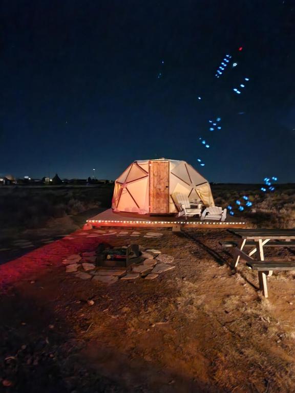 瓦莱Raptor Ranch的夜间在田野拖车上的帐篷