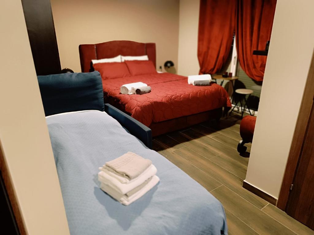 卡瓦拉Majestik Room的一间卧室配有带毛巾的床