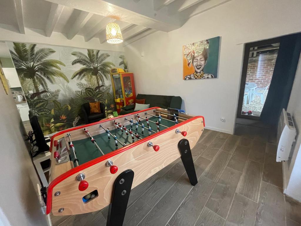 Villenyla Casa d'Olianna - Jolie Maison / Jeux / Grand jardin的客厅里的乒乓球桌