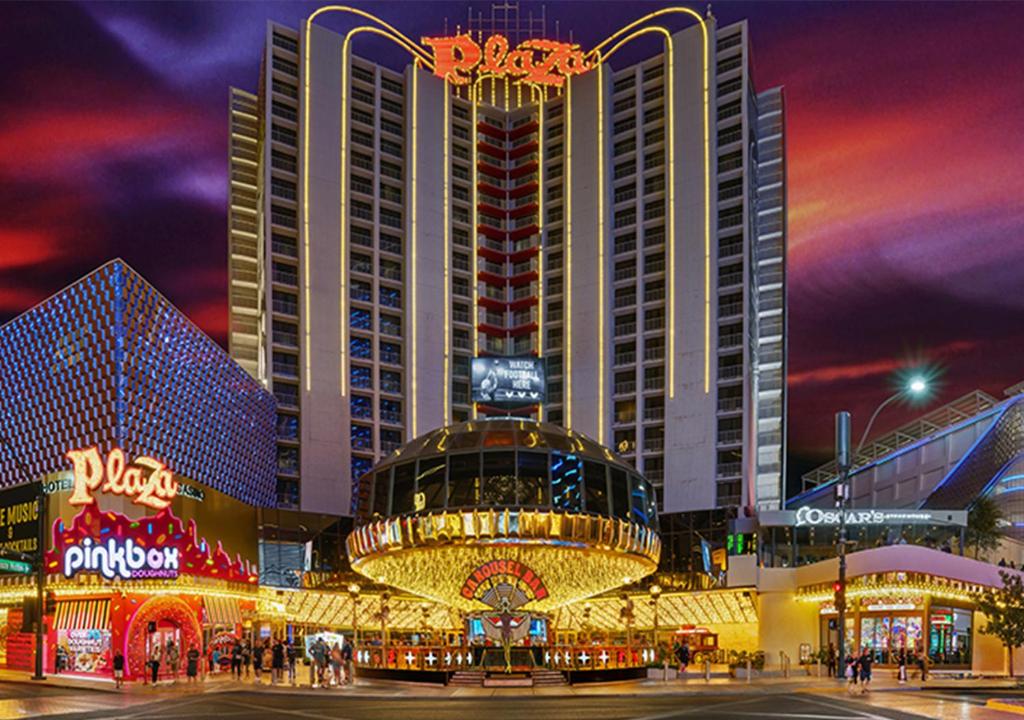 拉斯维加斯Plaza Hotel & Casino的一座大型建筑,在晚上前方有一个赌场