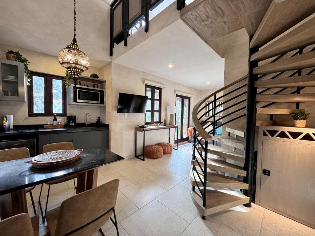 SanteaguedaLoft Amalfi en Val'Quirico的厨房和带螺旋楼梯的用餐室