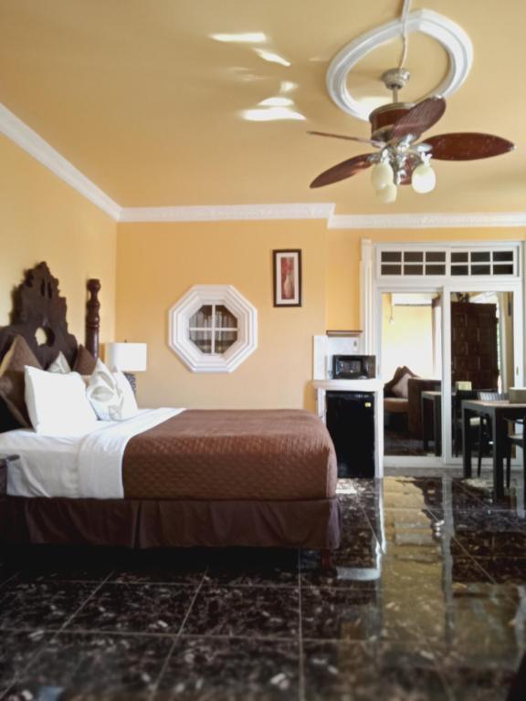 Corral SpringCas Bed and Breakfast的一间卧室配有一张床和吊扇