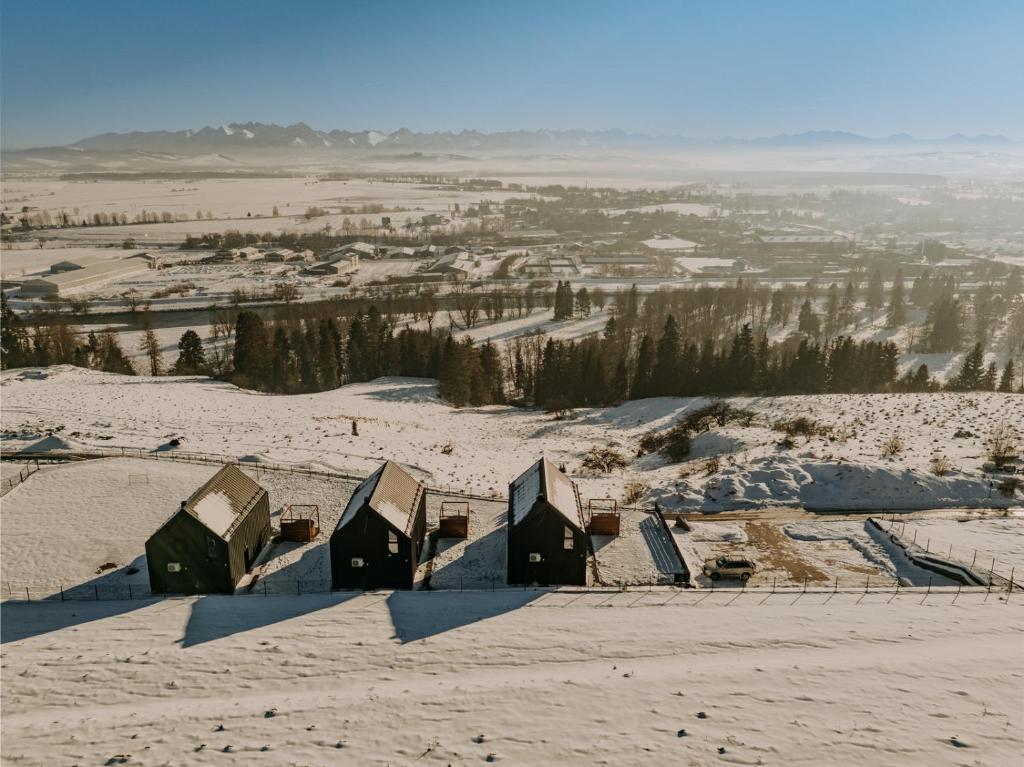 新塔尔格Stodoły z widokiem的雪覆盖的山顶上一群房子