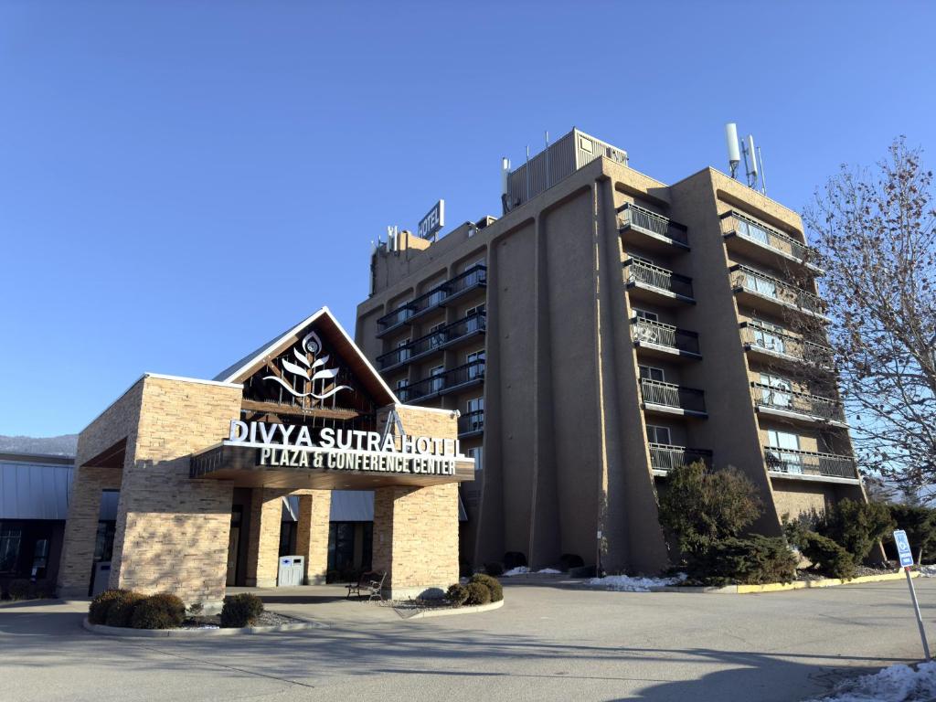 弗农Divya Sutra Plaza and Conference Centre, Vernon, BC的一座建筑,上面有读达维斯车站酒店的标志