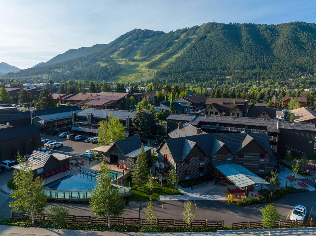 杰克逊高山现代汽车旅馆的享有高山度假村的空中景致