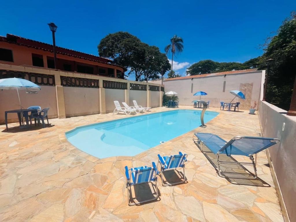 索科罗Pousada Terraço的庭院内一个带椅子和遮阳伞的游泳池