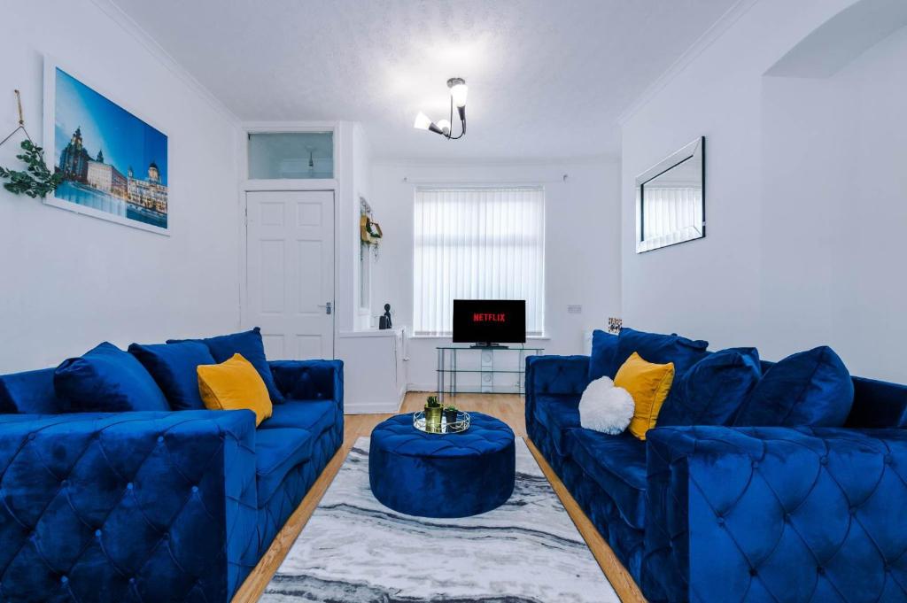 利物浦Liverpool City Haven-Dane Street的客厅配有2张蓝色的沙发和1张桌子