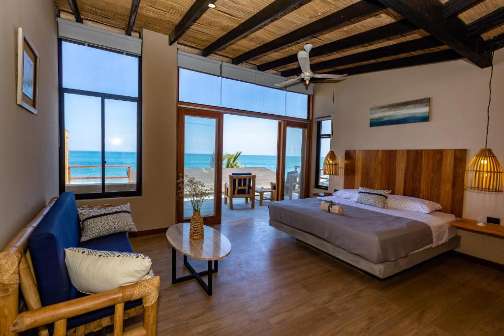 曼克拉Casa Colibrí的一间卧室配有一张床,享有海景
