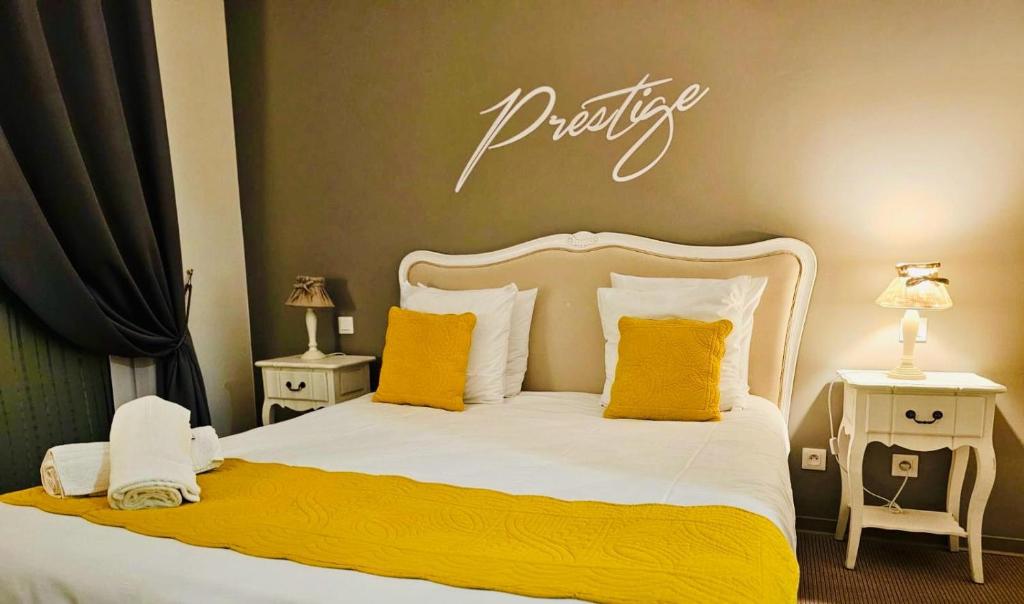 埃苏瓦Hôtel Les Demoiselles的一间卧室配有一张带黄色枕头的大床
