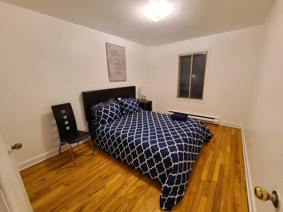 蒙特利尔425$ 7nights // Full Kitchen // Room B的一间卧室配有一张床和一把椅子