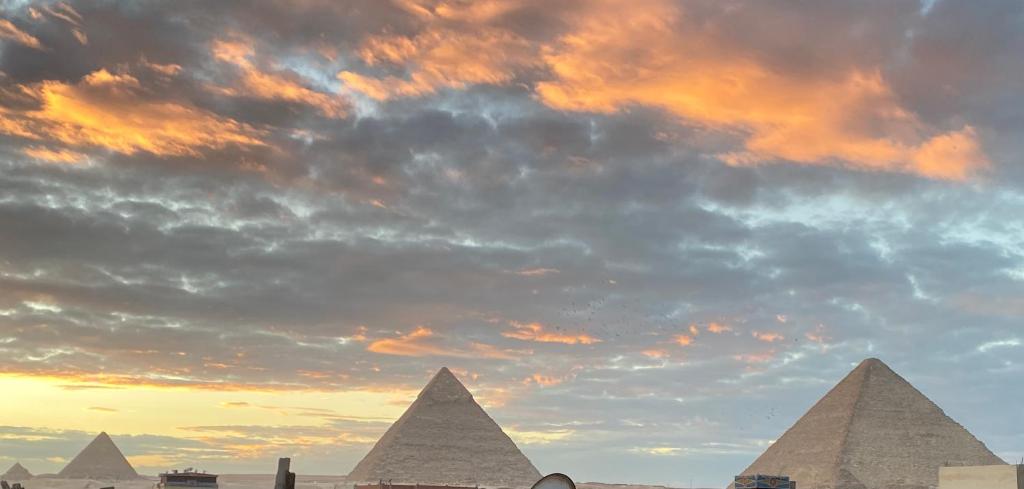开罗4 Pyramids inn的阴云天空下一组金字塔