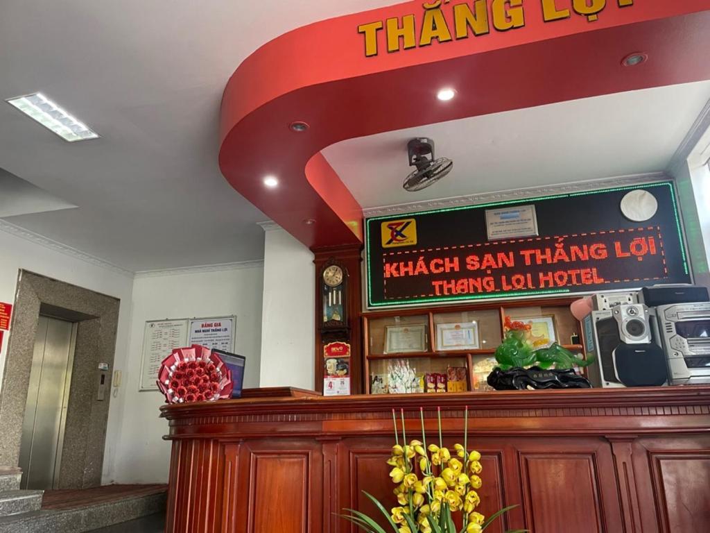 清化Thắng Lợi Hotel的柜台上方标有标志的泰国餐厅