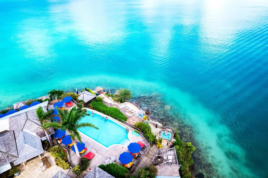 Johnsons PointCocobay Resort Antigua - All Inclusive - Adults Only的享有游泳池和海洋的空中景致