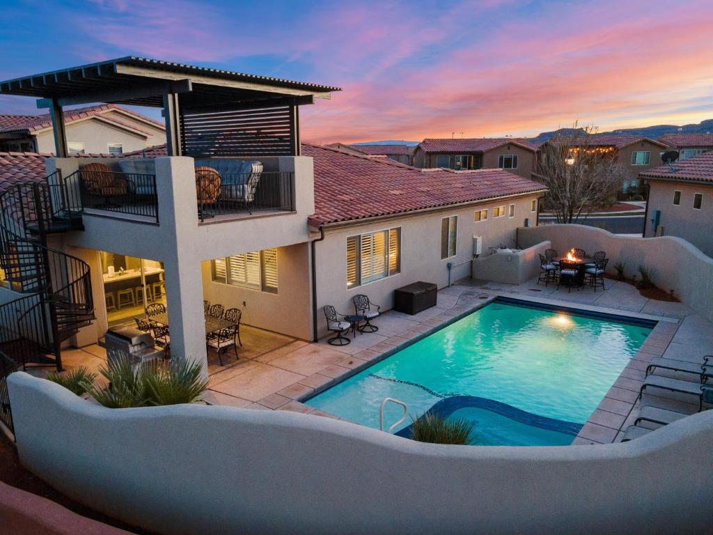 圣克拉拉Paradise Private Pool Retreat #17 home的后院带游泳池的房子