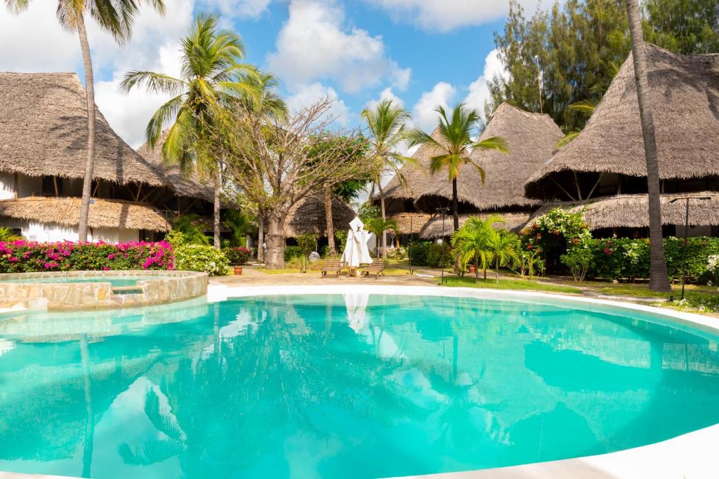 马林迪Malindi Palm Villa- Harbour Key Cottages, Villa 16, Silver Sands Road的度假村前的游泳池