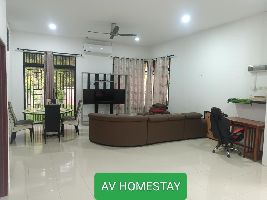 关丹AV HOMESTAY的客厅配有沙发和桌子